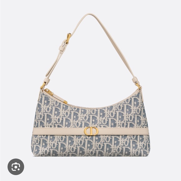 Dior Gray Iconic Shoulder Bag
30 Montaigne Cigale Mini Bag
Color crambreg - Picture 4 of 6